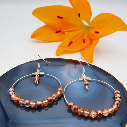 Handgemachte Hängeohrringe in Silber mit Kristallschliff Perlen in Rosa Metallic - Image 3