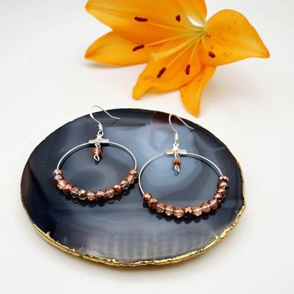 Handgemachte Hängeohrringe in Silber mit Kristallschliff Perlen in Rosa Metallic - Image 4