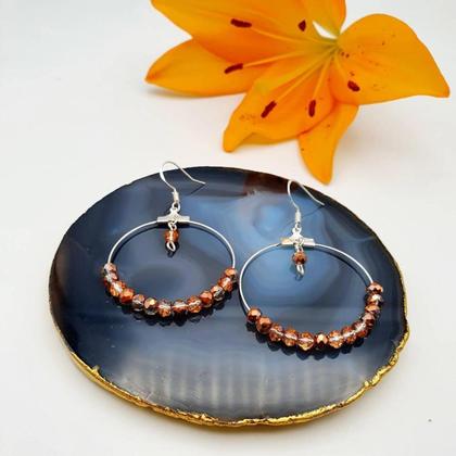 Handgemachte Hängeohrringe in Silber mit Kristallschliff Perlen in Rosa Metallic - Image 2