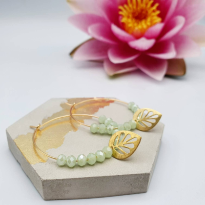 goldene Creolen mit hellgrünen Perlen und goldenem Blatt