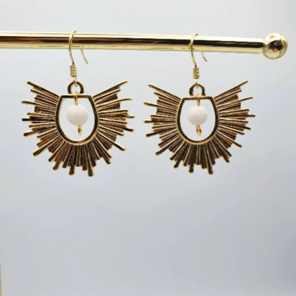 Goldene Hängeohrringe mit weißen Jade Perlen