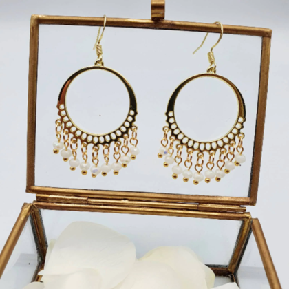 Ohrringe mit weißen Kristallschliff Perlen