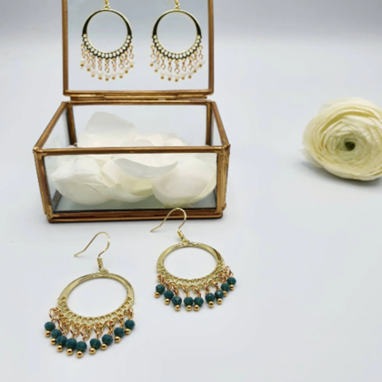 Goldene Hängeohrringe Boho, Ohrringe mit weißen Kristallschliff Perlen - Image 3