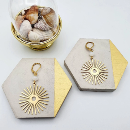 goldene Hängeohrringe aus Edelstahl mit Sonnenanhänger und Perle