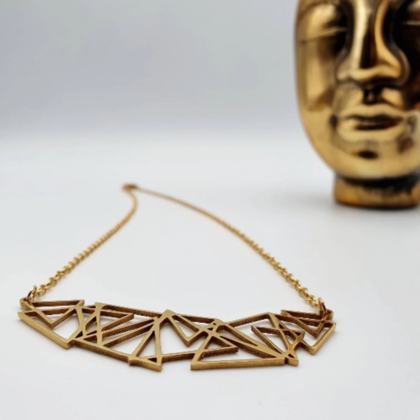 Goldene Halskette mit großem Anhänger aus Edelstahl