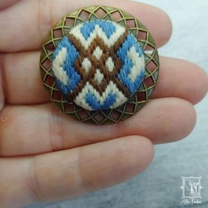 blau-weiße Brosche mit Zählmuster „Bayernliebe“