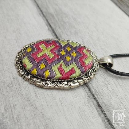 handgestickter Anhänger mit Ziegelstich-Muster rosa - Image 2