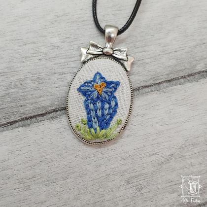 handgestickter Anhänger mit Enzian