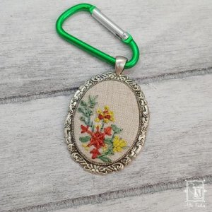 Taschenanhänger mit Blüten und Karabiner