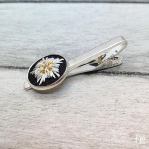 silberne Krawattennadel mit Edelweiss, handgestickt mit echter Seide