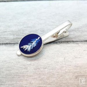 silberne Krawattennadel mit Motiv „Feder“, handgestickt mit echter Seide