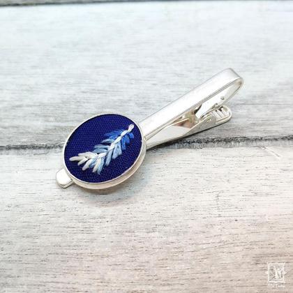 silberne Krawattennadel mit Motiv "Feder"