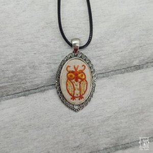 herbstlicher Schmuck-Anhänger mit handgestickter Eule