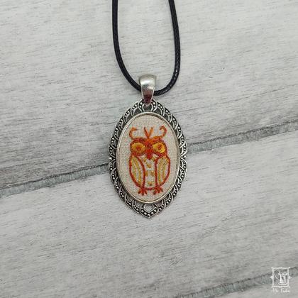 herbstlicher Schmuck-Anhänger mit handgestickter Eule