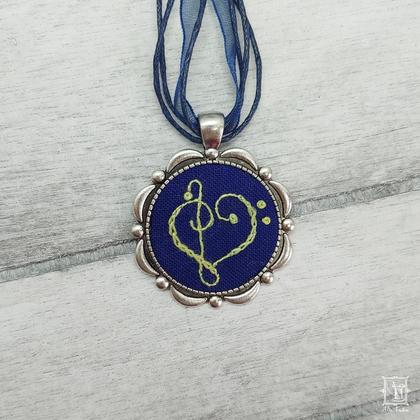 trachtiger Anhänger mit einem Herz aus Noten