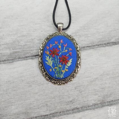 handgestickter Anhänger mit zarten Wiesenblumen