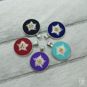 kleiner handgestickter Anhänger mit Edelweiß-Blüte, silberfarben