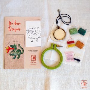 DIY-Kit „gestickter Drachenanhänger“ / DIY kit „Opus Anglicanum Pendant“