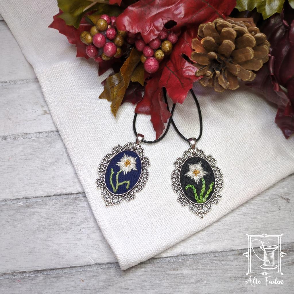 handgestickter Anhänger mit ganzem Edelweiß