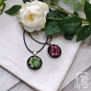 schwarzer handgestickter Schmuck-Anhänger mit Blümchen / 2,5 cm Durchmesser