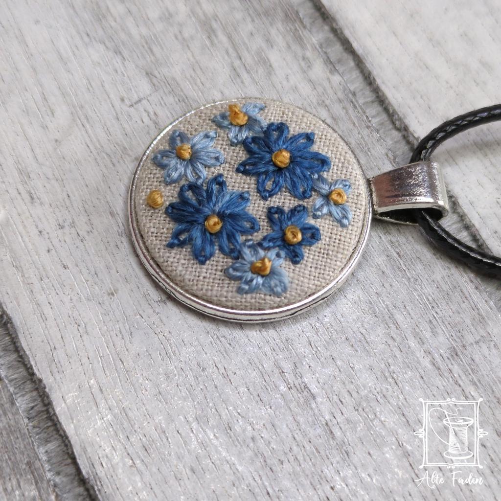 kleiner Ketten-Anhänger mit blauen Blümchen, handgestickt mit echter Seide - Image 3
