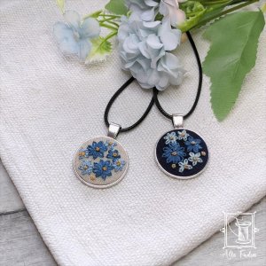 kleiner Ketten-Anhänger mit blauen Blümchen, handgestickt mit echter Seide