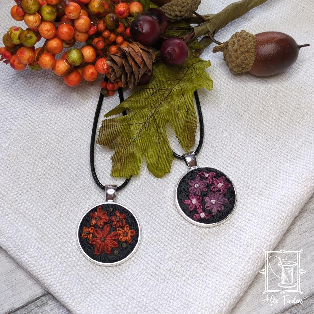 Trachtenschmuck mit kleinen Blümchen