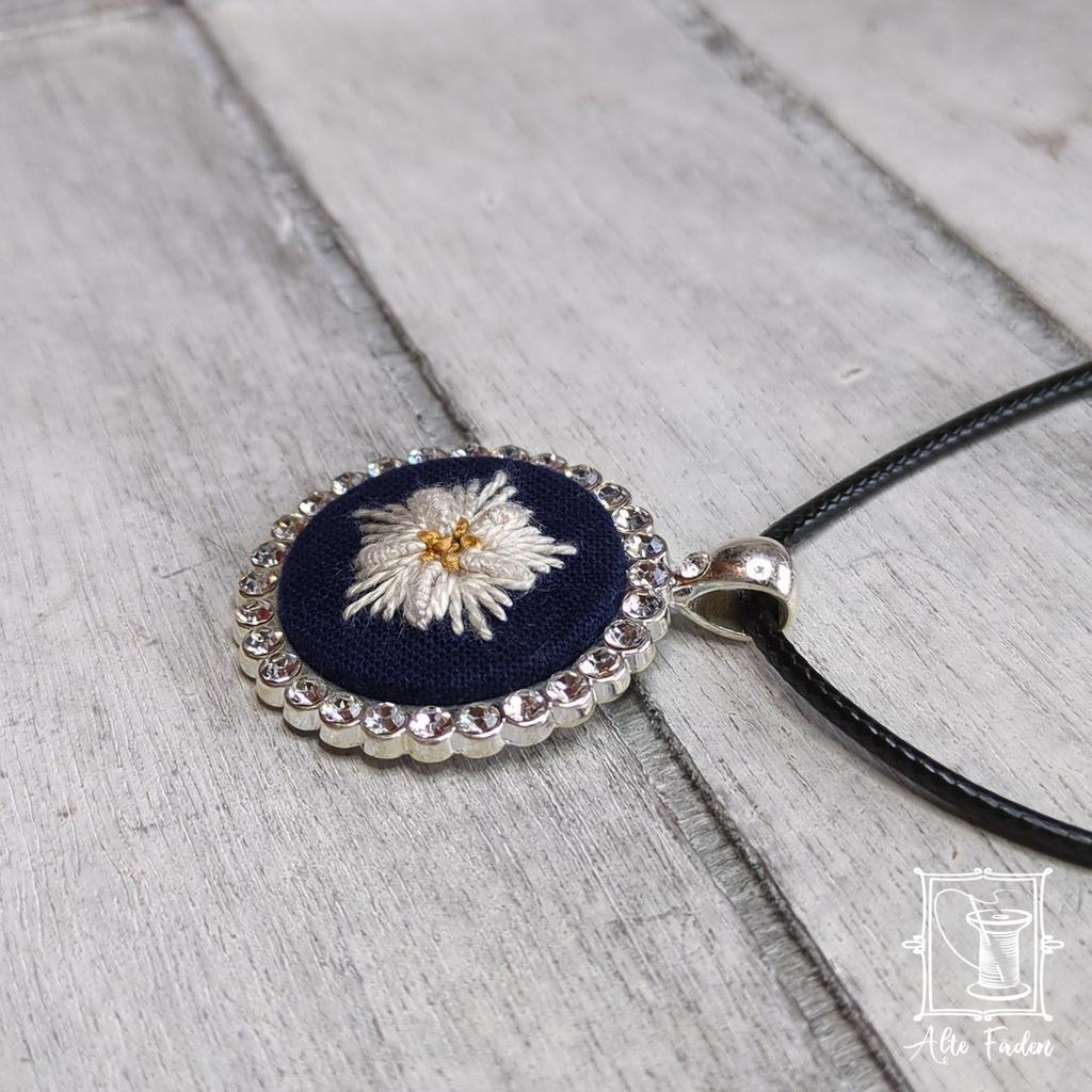 Trachtenschmuck mit Strass-Steinen und handgesticktem Edelweiß - Image 3