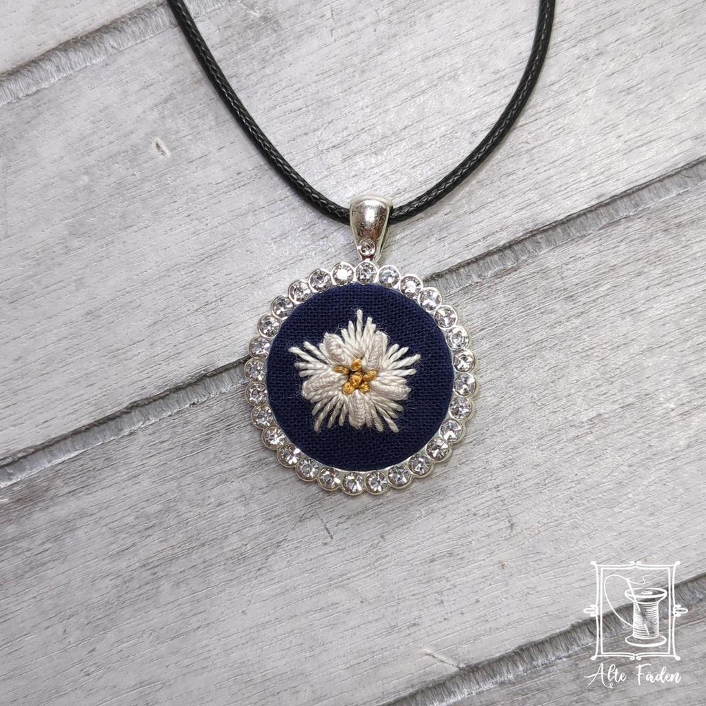 Trachtenschmuck mit Strass-Steinen und handgesticktem Edelweiß - Image 2