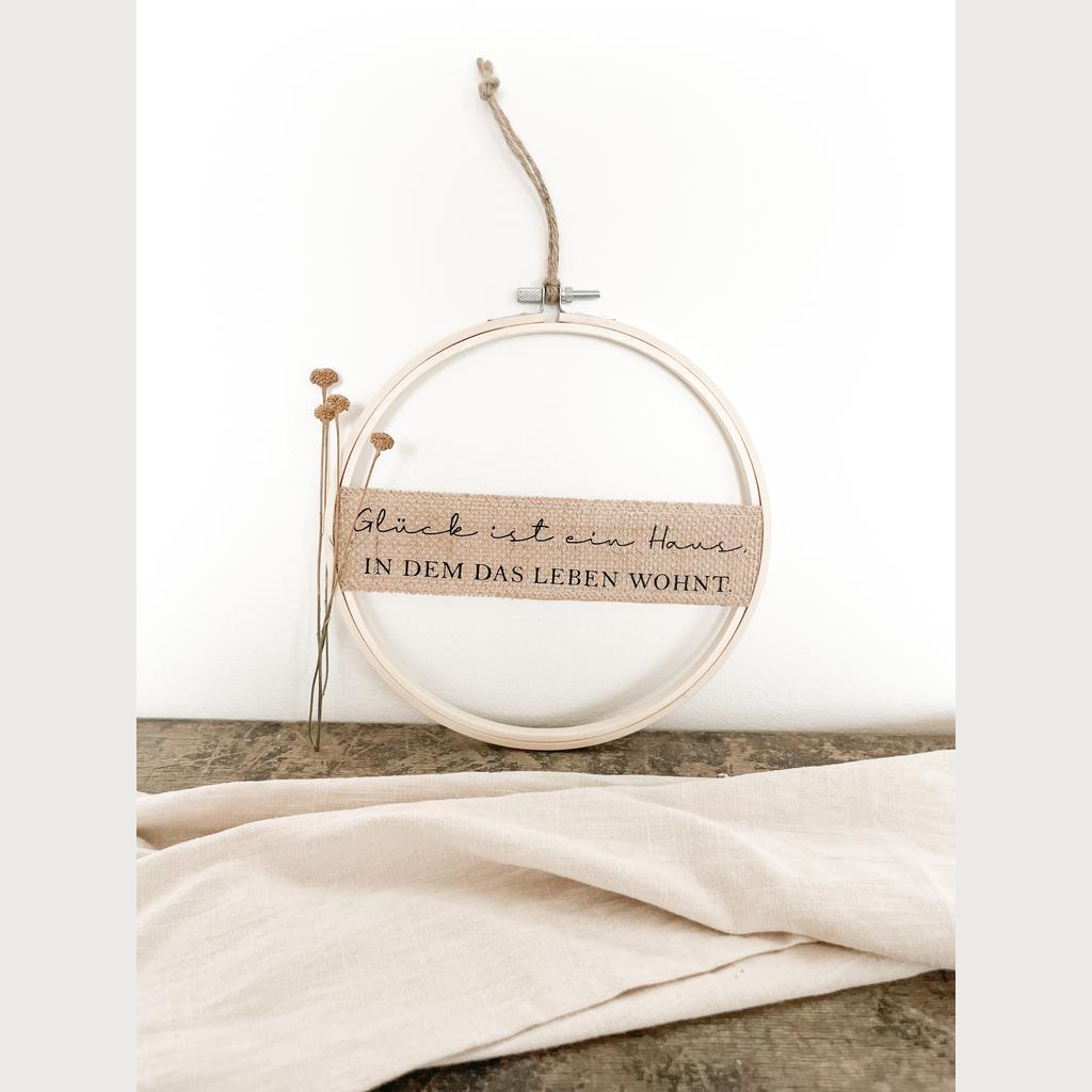 Stickrahmen “Glück ist ein Haus“