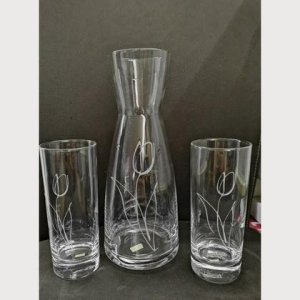 Glaskaraffe mit Trinkgläser