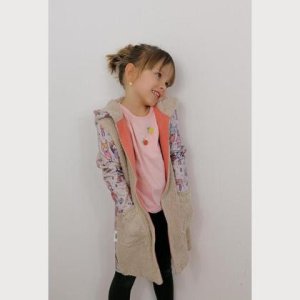 Mädchencardigan aus dem Designerstoff „Susalabim Enjoy Today“