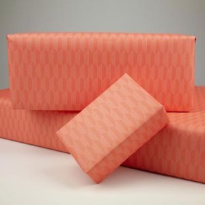 gefaltet Geschenkpapier Linienwabe Koralle