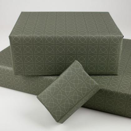 gerollt Geschenkpapier Blüte Oliv