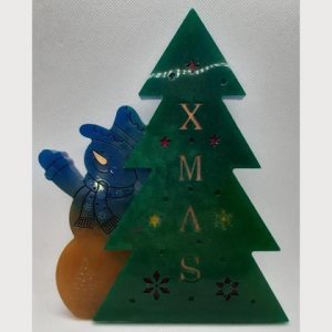 Schneemann mit Baum beleuchtet