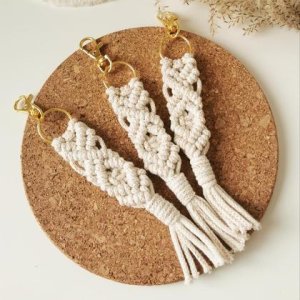 Schlüsselanhänger „Daizy“ in Natural Gold