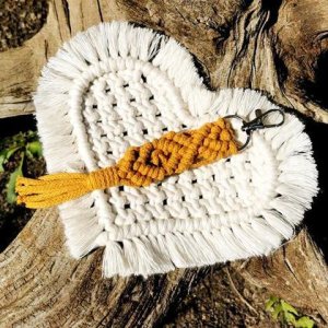 Schlüsselanhänger „Daizy“ in Mustard