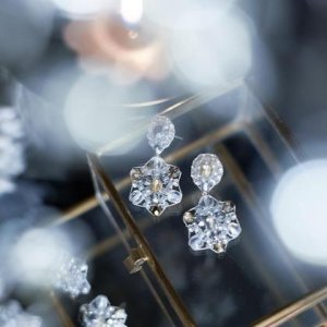 Hochwertige Glasperlen Ohrringe Schneeflöckchen