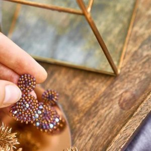 Perlenohrringe Modell Valerie in mattem Violett und Kupfer