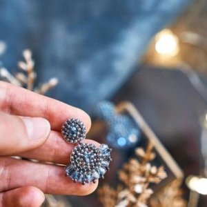 Perlenohrringe Modell Valerie in schimmerndem Blau