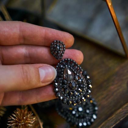 Perlenohrringe Modell Maria in Dunkelgrau - Image 2