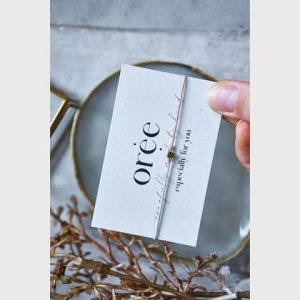 Beiges Armband mit kleinem Würfel