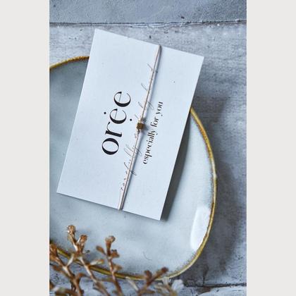 Beiges Armband mit kleinem Würfel - Image 2