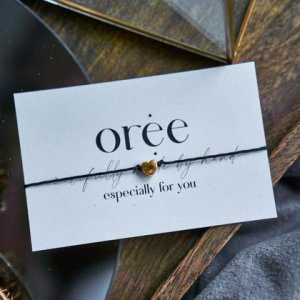 Schwarzes Armband mit goldenem Herz