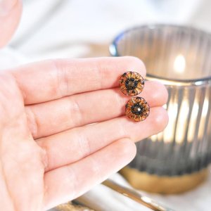 Orangefarbene Ohrstecker Modell Elise mit schwarzen Sprenkeln