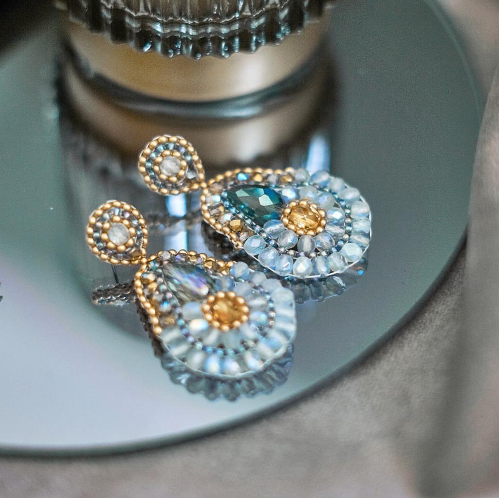 Perlenohrringe Modell Maria in schimmerndem Blau und Gold - Image 2