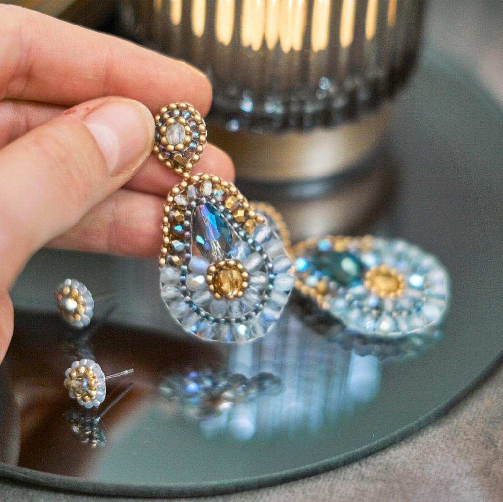 Perlenohrringe Modell Maria in schimmerndem Blau und Gold