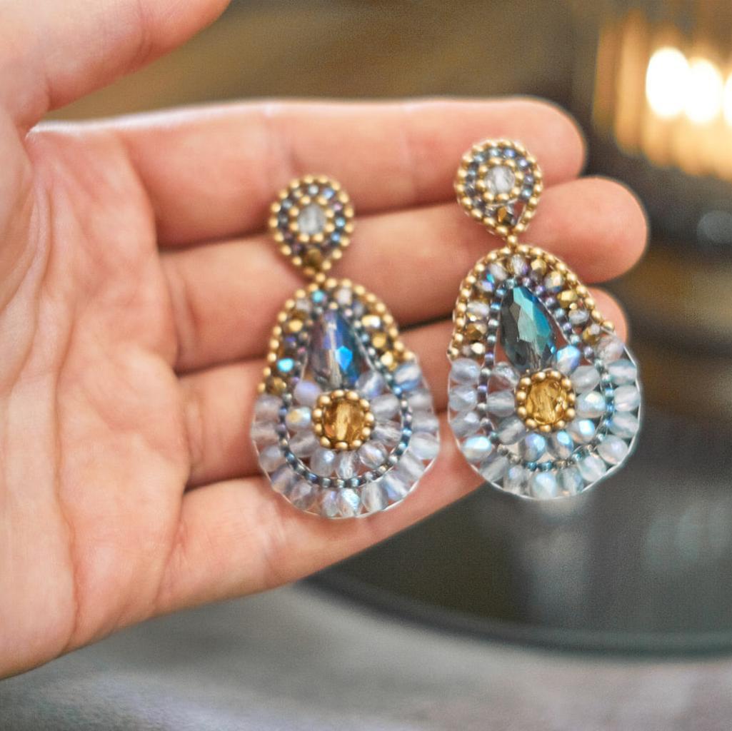 Perlenohrringe Modell Maria in schimmerndem Blau und Gold - Image 4