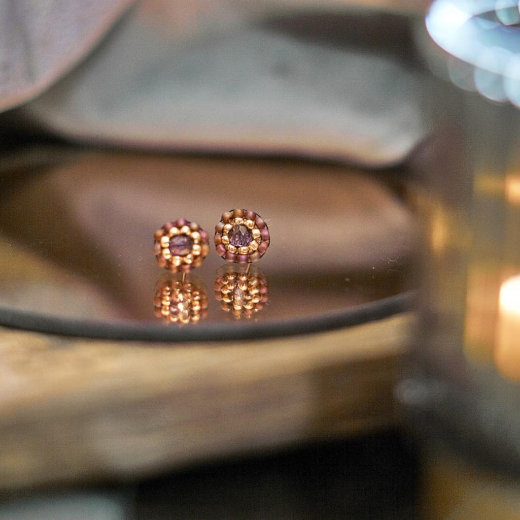 Violette Ohrstecker aus Glasperlen