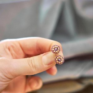 Perlenohrringe Modell Ines in hellem Violett und Gold